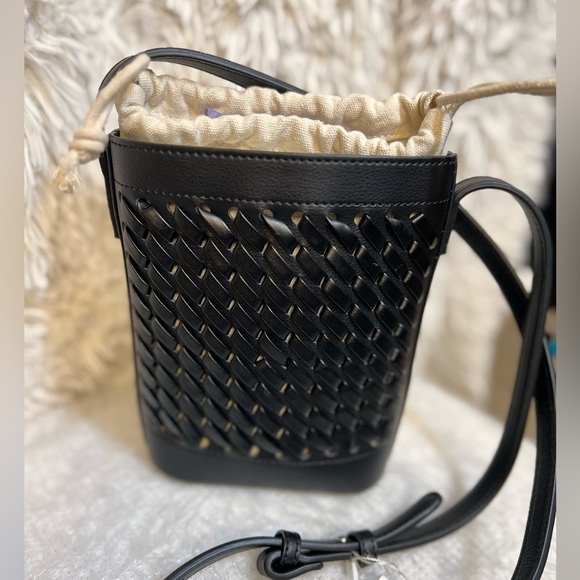 🖤🖤NWT- ADORABLE BLACK WOVEN BUCKET CROSSBODY W/ INTERIOR DRAWSTRING BAG🖤🖤 - Picture 6 of 14